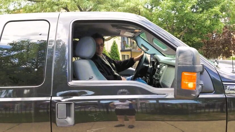Mendoza confronts Chicago tough guy leaving crash scene with 2 magic words: Say cheese! [VIDEO]