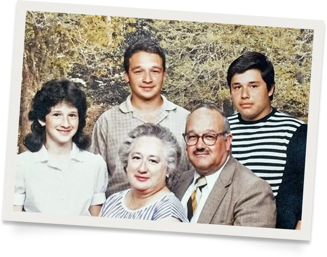photo of a very young Susana Mendoza with her parents and two brothers